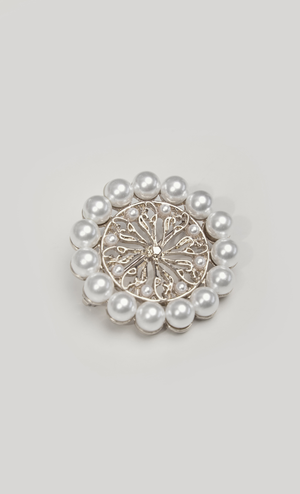 The Nisa dUCk Pearl Brooch in Silver